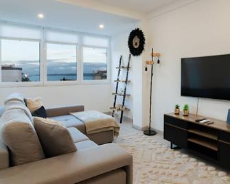 Stylish Apartment W/ River View by LovelyStay - Oeiras - Living room