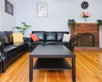 17 - 4br Randolph - Cozy Single House - Randolph - Living room