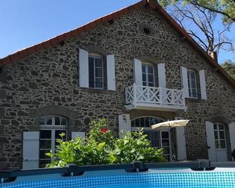 The Coachhouse at Lesterie avec piscine et jardins privés - Saint-Maurice-des-Lions - Edificio
