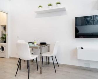 Tortona Navigli New and Cozy Apartment - Μιλάνο - Εστιατόριο