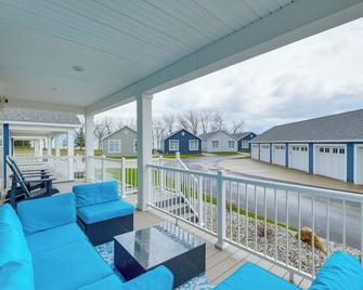 Furnished Screened Porch Baypoint Resort Home! - Marblehead - Balcón