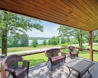 Cozy lake front hide away - Linden - Balcón