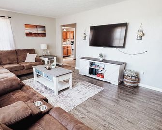 Spacious Ogallala Home! 12 min to Lake McConaughy, Hunting Retreat, Dog Friendly - Ogallala - Huiskamer