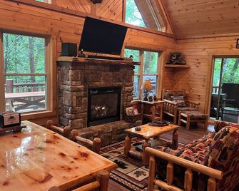 Natures retreat! Lakeside log cabin on 7 acres! Hike, fish, swim, kayak, spa! - Wautoma - Living room