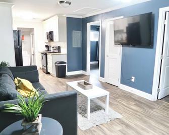 Wonderful Home away from home / 5 min from airport/ 10 min ATL/ Free Parking - East Point - Living room