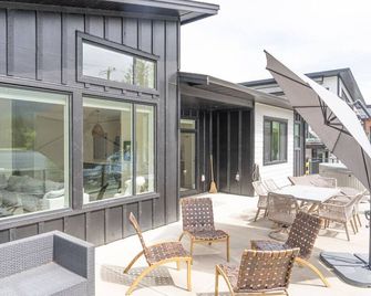 Lake Cowichan Lookout | Lakefront | Hot Tub | Pets - Lake Cowichan - Patio