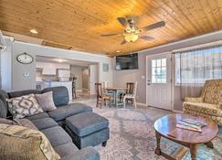 Benton Vacation Rental with Deck and Fire Pit! - Benton - Living room