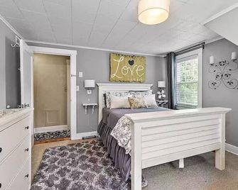 1930s Queen Anne Historic Downtown Retre - Medford - Habitación