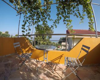 Mediterranean Ionian villa, at the 25km long beach 10 min from Aktion airport. - Préveza - Balcony