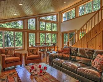 Beautiful Red Lodge Cabin right on the river and only minutes from town. - Red Lodge - Obývací pokoj