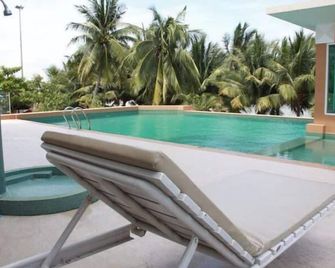 Nana Chat Bangsaen Hotel - Bang Saen - Piscina