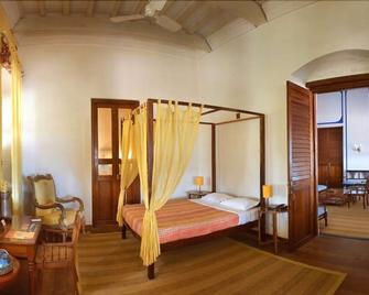 Neemrana's - Bungalow on The Beach - Tharangambadi - Bedroom