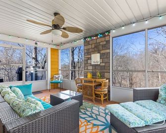 A Dolly Good Time - Sevierville - Living room