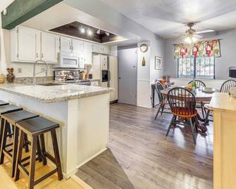 Hike and Golf Family Home with Balcony in Pinetop! - Pinetop-Lakeside - Cocina