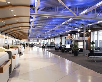 Holiday Inn Express & Suites Greensboro - Airport Area By IHG - Greensboro - Reception