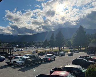 Chalet Inn - Kitimat - Outdoors view