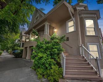 XL Sacramento Studio Midtown Downtown Newly Renovated - Work Play Stay - Sacramento