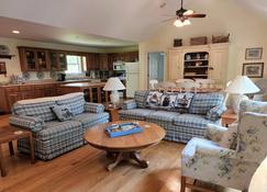 Single Level Lakehouse Retreat - Scottsville - Living room