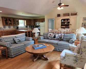 Single Level Lakehouse Retreat - Scottsville - Sala de estar