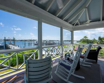 Cottage directly on White Sound. Dock steps away. Fish or swim off the dock. - Treasure Cay - Balcon