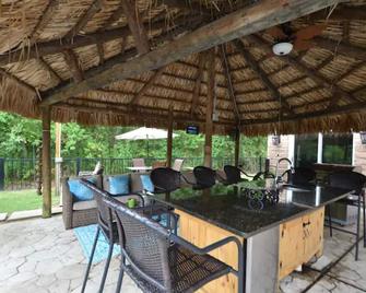 Crosby Backyard Oasis with Weekday Specials! - Crosby - Patio