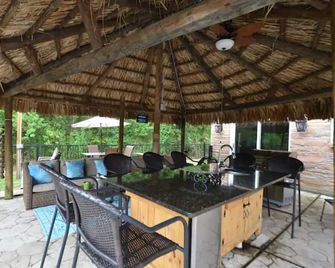 Crosby Backyard Oasis with Weekday Specials! - Crosby - Patio