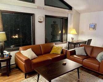 Urban Comfort with Northern Charm - Anchorage - Sala de estar