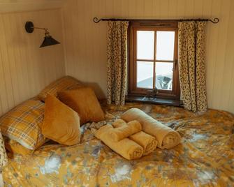 Glamping in Wiltshire in our luxury Shepherds Hut - Chippenham - Bedroom