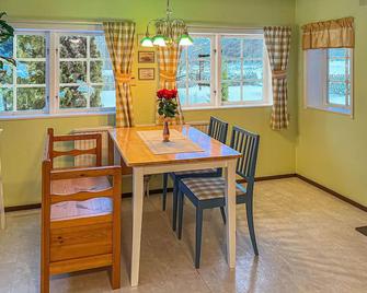 Cozy Home In Katrineholm With Sauna - Katrineholm - Jídelna