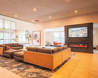 La Quinta Inn & Suites by Wyndham Danbury - Danbury - Lobby