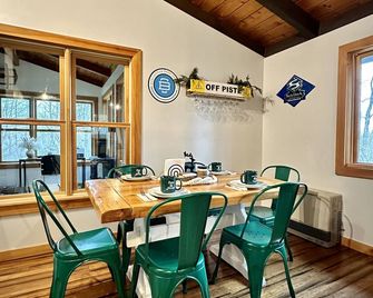 Iron Gate Chalet - 5 Minutes to Smugglers Notch! - Jeffersonville - Dining room