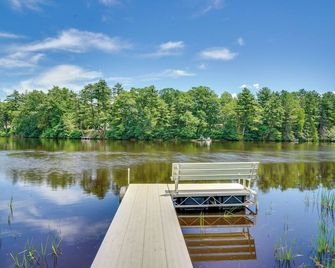 Private Hot Tub Riverfront Escape in Sha - Shawano