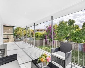 Comfy 2BR Sweet Home w Parking Balcony near River - Brisbane - Balcony