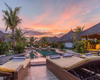 Emocean Beach Boutique Dive Resort - Abang - בריכה