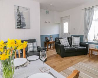 Sea Breakers Cottage - Filey - Living room