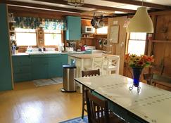 Pet Friendly! Maine cottage just 3 blocks to lovely Long Sands beach - sleeps 6 - York - Cocina