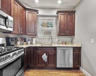 Prime Location!walk To Water & Historic District!private Large First Floor Apt! - Salem - Kitchen