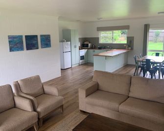 Spacious, Modern & Central - Atherton - Living room