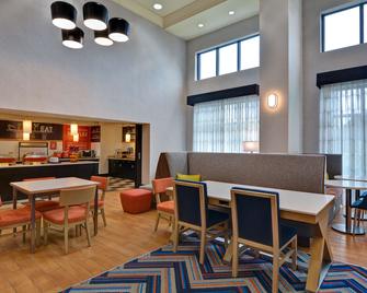 Hampton Inn & Suites Clearwater/St. Petersburg-Ulmerton Rd - קלירווטר - מסעדה