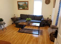 The Pad at the West End- 1 bed Apt. - Providence - Olohuone
