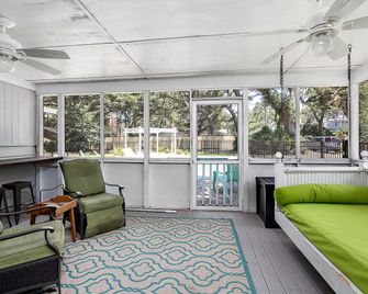 Sweetpeas Cottage - Jekyll Island - Living room