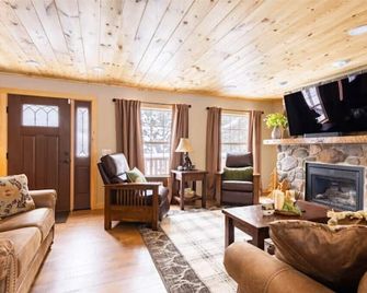 4-bedroom cabin just 10 minutes from Adirondack Park - Thendara - Living room