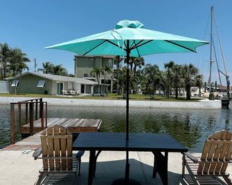 Water Front Home on Canal; Access to the Gulf of Mexico. - Hudson - Patio