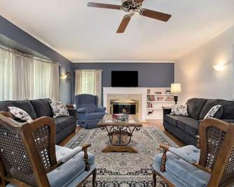 Gorgeous 5 bedroom Historic Home in Battle Creek - Battle Creek - Living room