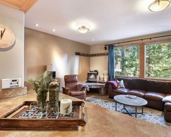 Lodgepole Lair - Remodeled, Walkable, Lake & Ski - Tahoe City - Living room