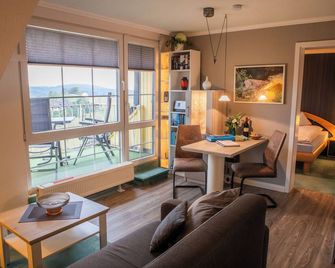 South-facing slope with panoramic views Wellness oasis in the house - Sankt Andreasberg - Wohnzimmer