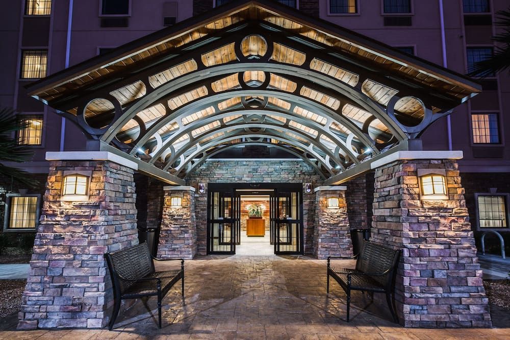 Queen Suite | Free Daily Breakfast, Outdoor Pool Access + 24h Business Center - El Paso - Building