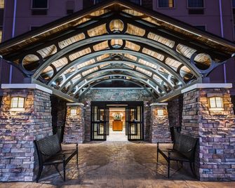 Queen Suite | Free Daily Breakfast, Outdoor Pool Access + 24h Business Center - El Paso - Building