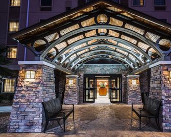 Queen Suite | Free Daily Breakfast, Outdoor Pool Access + 24h Business Center - El Paso - Building