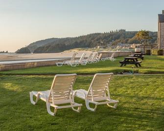 Schooner's Cove Inn - Cannon Beach - Patio